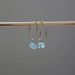 Boucles d'oreilles créoles en acier inoxydable avec perles de pierres précieuses, pierres naturelles colorées, résistantes à l'eau, inaltérables, hypoallergéniques, plaqué or 18 carats - Product Image 1