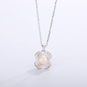 Collier ras du cou en cuivre plaqué argent avec pendentif fleur à quatre pétales en zircon cubique et perle d'eau douce naturelle, pour femme, idéal pour mariée - Product Image 3