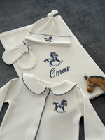 Ensemble cadeau personnalisé pour bébé garçon, tenue de rentrée à la maison pour nouveau-né avec broderie de cheval, combinaison en coton blanc avec nom personnalisé, chapeau, ensemble de vêtements pour bébé