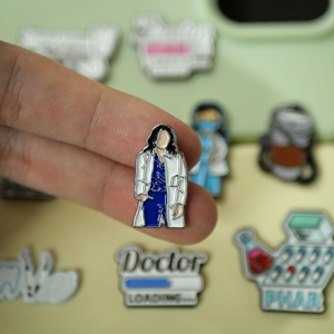 कस्टम डॉक्टर नर्स चिकित्सा उपकरण लोगो एनमेल पिन स्टिकर आधुनिक डिजाइन के साथ - Product Image 3