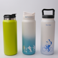 Bouteille d'eau de sport isolée sous vide de 20oz en acier inoxydable avec couvercle et poignée.
