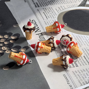 Pendentifs Breloques en Résine en Forme de Cornet de Glace à la Fraise pour la Fabrication de Bijoux - Product Image 4