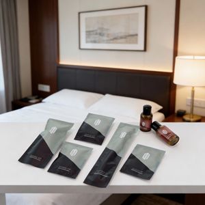 Kit de toilette jetable conforme RoHS pour hôtel, mini-shampoing, ensemble de rasage, kit dentaire de voyage, fournitures hôtelières portables de haute qualité - Product Image 1