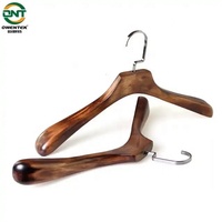 Usine Logo personnalisé magasin de vêtements cintres en bois personnalisés manteaux cintres pour chaîne de marque magasin de vêtements cintre en bois de haute qualité