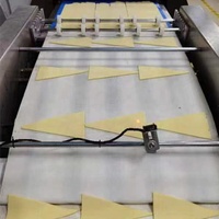 Offre spéciale machine de fabrication de croissants fourrés au chocolat machine de laminage de pâte à croissant en vente