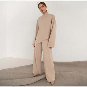 Set Due Pezzi da <span class=keywords><strong>Donna</strong></span> con Maglione Lungo Asimmetrico a Collo Alto e Pantaloni a Gamba <span class=keywords><strong>Larga</strong></span>, Motivo Personalizzato per l'Inverno - Product Image 1