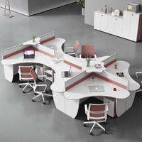 Poste de travail au design créatif avec bureaux pour employés au design unique, écrans en forme de cœur, aménagement de bureau pour huit personnes