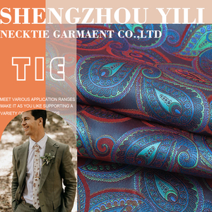 Yili ลวดลายลายดอกไม้เม็ดมะม่วงหิมพานต์คลื่นสามสีแบบไดนามิกและทันสมัยพร้อมพื้นหลังสีน้ำเงินเข้มเสื้อผ้าที่มีชีวิตชีวา