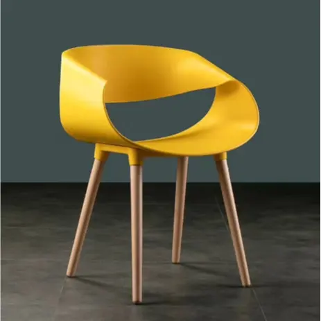 Renkli kol modern salon PP modern açık plastik kafe sandalyesi ahşap bacaklar ile