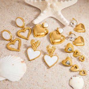 Pendientes de botón en forma de corazón chapados en oro de 18k con engaste de bisel para uso diario - Product Image 1