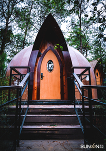 กระท่อมไม้รูปถั่วบ้านรีสอร์ทพร้อมกระเบื้องเหล็กสีหรูหราหลังคาแหลมกระท่อมล็อกสำหรับการตกแต่งภายนอกอาคารในโรงแรม - Product Image 3