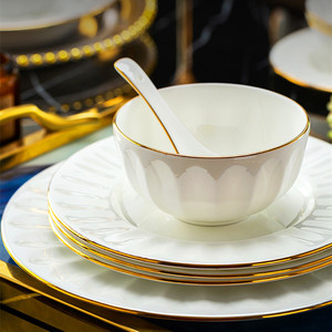 Vajilla de Lujo 72 Piezas de Porcelana Fina con Borde Dorado, Estilo Nórdico Europeo, Platos de Cerámica Blanca para Regalo - Product Image 2