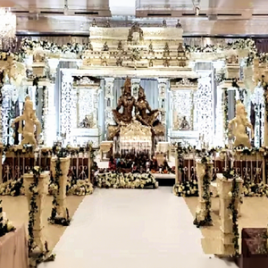 Configuración de escenario Manavarai de tema blanco de lujo para boda hindú estilo moderno Chennai hecho de fibra-escenario de boda Grand Manavarai - Product Image 1
