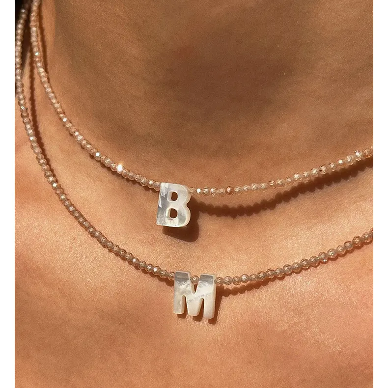 Cadena de cuentas de semillas de resina hecha a mano para mujer, collar de 26 letras con inicial de concha blanca, diseño romántico personalizado