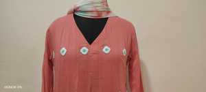 Vestido Maxi Rosa con Cuello en V, Bordado a Mano con Diseño de Puntos, Corte Holgado, Manga Larga, Informal, Tejido de Algodón y Fibra de Bambú - Product Image 5
