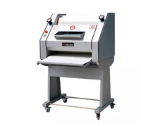 Machine électrique automatique de petite taille pour la maison - idéale pour la fabrication de croissants dans les boulangeries. Il est utilisé pour façonner la pâte et le lait.