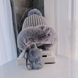 Chapeau tricoté d'hiver pour femmes avec cache-oreilles en fausse fourrure et pompons, bonnet de ski chaud et coupe-vent pour adultes - Product Image 3