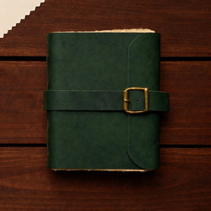 สมุดบันทึกหนังทำมือพร้อมตัวล็อคแบบหัวเข็มขัด สไตล์วินเทจเรียบง่าย สมุดโน้ตกระดาษขอบหยัก สมุดบันทึกงานฝีมือ - Product Image 1