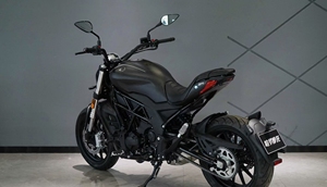 <span class=keywords><strong>Benelli</strong></span> <span class=keywords><strong>502C</strong></span> - Motocicleta Bobber Cruiser de 500cc y Dos Cilindros, Diseño Retro para Viajes Urbanos y Cortos - Product Image 2