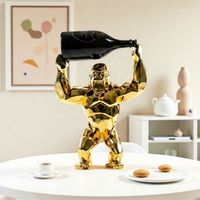Sculpture d'animal Gorille doré de collection, Orang-outan géométrique tenant une bouteille de vin, Statue Kong Roi pour modèle artistique