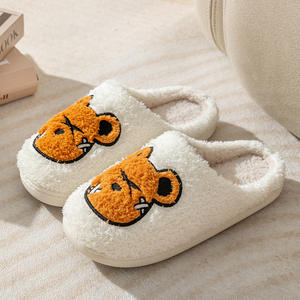 Chaussons confortables pour femmes, motif ours de dessin animé, en coton doux avec semelle extérieure antidérapante en TPR, fourrure thermique en peluche pour l'été - Product Image 1
