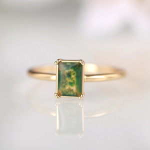 Anello con Gemma Taglio Smeraldo Geometrico T0971 in Oro Giallo con Montatura a Griffe, Gioiello Raffinato da Donna per Fidanzamento - Product Image 5