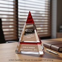 Trophée Pyramidal en Cristal Optique Rouge Albright, Personnalisable, Gravé, pour Récompense d'Excellence d'Entreprise et de Conquête de Conspérité