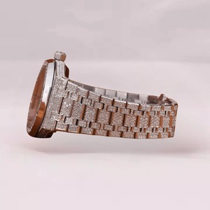 Reloj de hombre de acero inoxidable de lujo de excelente calidad con diseño de diamantes de moissanita para reuniones de negocios y fiestas, en venta. - Product Image 3