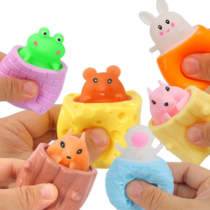 Jincan Merrycoo Magic Squirrel Cup, Juguete Antiestrés de Ratón con Queso para Apretar, Material TPR, Unisex, Edad 5-7 Años - Product Image 1
