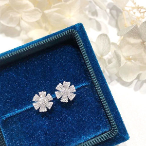 Mini Orecchini a Perno a Forma di Fiocco di Neve per Donne, Accessori per Orecchie Semplici da Indossare Quotidianamente, per Outfit Casual e Regalo - Product Image 5