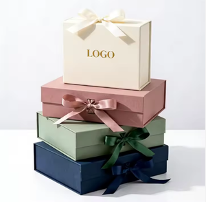 Scatola Regalo di Lusso Personalizzata per Natale, Stampa in Lamina Rossa Festiva, Goffrata, Laminazione Opaca, Fodera in Spugna, Chiusura Magnetica, Sigillo a Nastro - Product Image 5