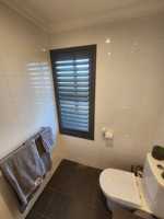 Volets en PVC à tige d'inclinaison facile gris foncé Décoration de volet en bois de plantation pleine hauteur pour l'intérieur de la maison