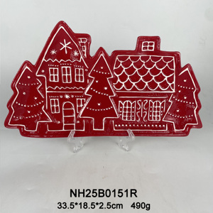 Plato de Servir Navideño Festivo con Forma de Casa de Jengibre de Cerámica con Detalles Intrincados de Glaseado y Detalles Festivos - Product Image 2