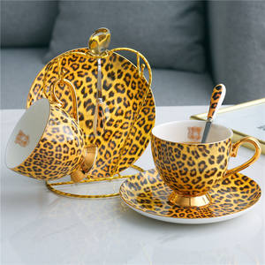 Set da Caffè e Tè in Ceramica di Lusso Stile Selvaggio con Stampa Leopardata Oro-Marrone e Bordi Dorati (Teiera+Tazze+Piattini+Cucchiaini) - Product Image 4