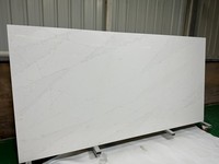 Dalle de quartz blanc Calacatta avec veines gris clair dorées pour plan de travail de cuisine, meuble-lavabo et panneau mural 3500x2000mm