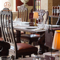 Ensemble de meubles de restaurant, café et bar moderne, tables à manger en bois avec chaises en bois et banquette en cuir marron
