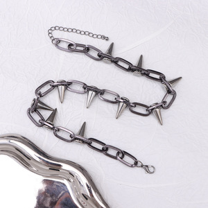 Collar de Moda con Cadenas y Púas de Aleación de Zinc para Mujer, Estilo Punk para Fiesta, Diseño Geométrico en Negro, Blanco y Color K Gun - Product Image 3