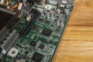Serveur HPE ProLiant MicroServer Gen10 Plus avec un processeur Intel Xeon E-2224, 16 Go de mémoire et 4 baies grand format - Product Image 6
