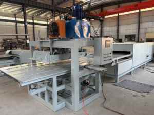 Machine de recyclage de panneaux solaires hydrauliques entièrement automatique Équipement de démontage et de démontage de cadres de panneaux photovoltaïques - Product Image 4