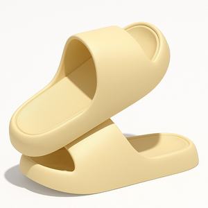 Chaussons en toile à bout fermé antidérapants avec doublure en fourrure chaude et design tendance pour adultes, idéaux pour la salle de bain - Product Image 3