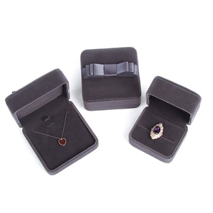 Caja de Joyería de Terciopelo Clásica de Lujo, Diseño Rectangular Elegante con Diferentes Formas, Formato Alto - Product Image 1