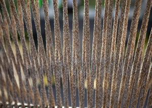 आउटडोर डाइनिंग कैफे कॉफी सेट हाउस या ऑफिस के लिए लोहे के फ्रेम पे रतन बुनाई के साथ घरेलू ग्लास टॉप - Product Image 3