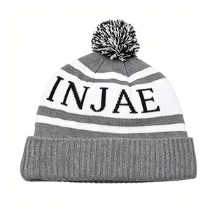 INJAE Bonnet en tricot personnalisé avec logo et pompon, bonnet chaud en acrylique pour l'hiver, vente en gros - Product Image 1