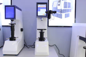 Durómetro universal de la máquina de prueba de la dureza del <span class=keywords><strong>metal</strong></span> Brinell Rockwell Vickers del acero de carga electrónica - Product Image 2