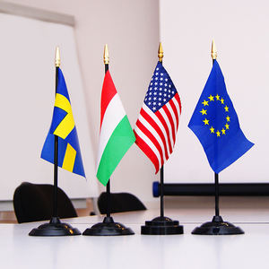 Оптовая продажа водонепроницаемый полиэстер Печатный рекламный офисный настольный флаг с пластиковым флагштоком стенд Конференц-мини Настольный флаг - Product Image 6