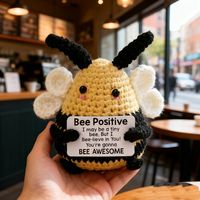 Peluche Bee Positive Pun Plush : Cadeaux pour le moral de l'équipe et la préparation aux examens pour collègues et étudiants, Décoration de bureau joyeuse, Poupée en crochet