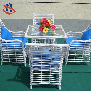 Set di Mobili <span class=keywords><strong>da</strong></span> <span class=keywords><strong>Giardino</strong></span> Moderni Personalizzati in <span class=keywords><strong>Rattan</strong></span> Bianco, Portatili e Resistenti, con Sedie <span class=keywords><strong>da</strong></span> Pranzo Confortevoli e <span class=keywords><strong>Tavolino</strong></span> Impermeabile - Product Image 2