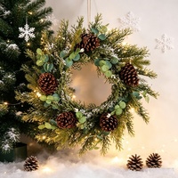 Guirlande de Noël artificielle avec des cônes de pin, des feuilles d'eucalyptus, guirlande à suspendre à la porte d'entrée pour la décoration murale de la maison pendant les fêtes