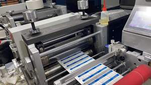 Máquina de Impresión de Etiquetas con Troquelado, Rebobinado y Adhesivo UV para Papel PP/PET/Estucado, con Tecnología Flexográfica - Product Image 3