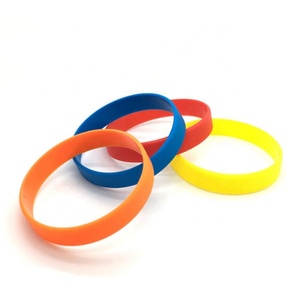 Set de Regalo Promocional de 5 Piezas: Camiseta Deportiva de Poliéster con Logotipo Personalizado para Maratón y Pulsera de Silicona - Product Image 4